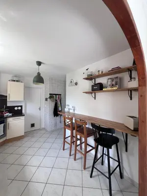 Cuisine ou kitchenette dans l'établissement Aux portes du circuits