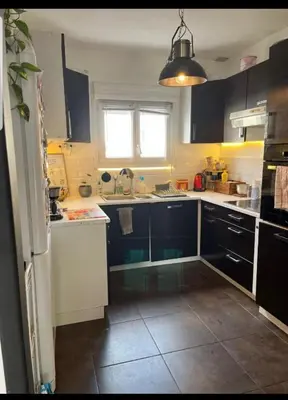 Cuisine ou kitchenette dans l'établissement Chambre double chez l'habitant proche du circuit