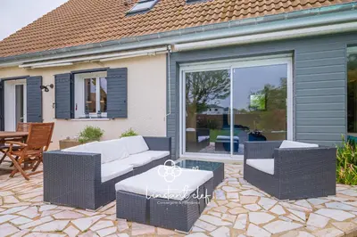 Coin salon dans l'établissement Havre familial avec piscine à deux pas du Mans