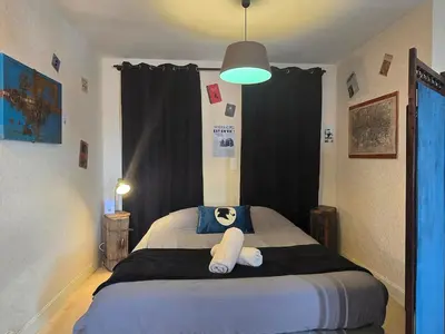 Un ou plusieurs lits dans un hébergement de l'établissement Le Sherlock - balcon - original - Wifi