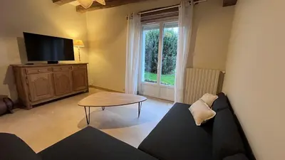 Télévision ou salle de divertissement dans l'établissement Gite l'Escapade- 8 people- Near castles-2 hours 15 minutes from Paris