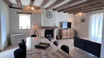 Télévision ou salle de divertissement dans l'établissement Gite l'Escapade- 8 people- Near castles-2 hours 15 minutes from Paris