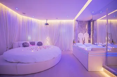 Un ou plusieurs lits dans un hébergement de l'établissement 24h du Mans, Suite Luxe, Lit rond XXL, Jacuzzi, Sofa Tantra, Jardin