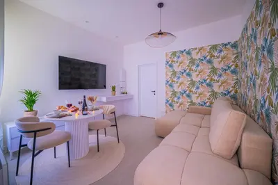 Coin salon dans l'établissement 24h du Mans, Suite Luxe, Lit rond XXL, Jacuzzi, Sofa Tantra, Jardin