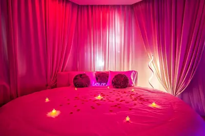 Un ou plusieurs lits dans un hébergement de l'établissement 24h du Mans, Suite Luxe, Lit rond XXL, Jacuzzi, Sofa Tantra, Jardin