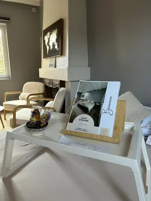 Coin salon dans l'établissement Suite Une Bulle d Evidence avec baignoire spa