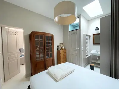 Un ou plusieurs lits dans un hébergement de l'établissement Charmante maison jardin centre