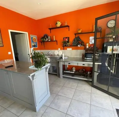 Cuisine ou kitchenette dans l'établissement Studio cosy dans une ecurie en Touraine