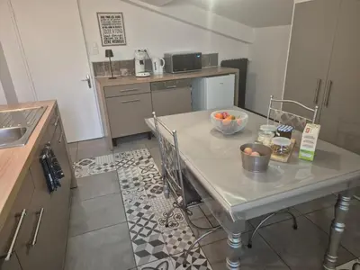 Cuisine ou kitchenette dans l'établissement Les Folies d 'Oscar