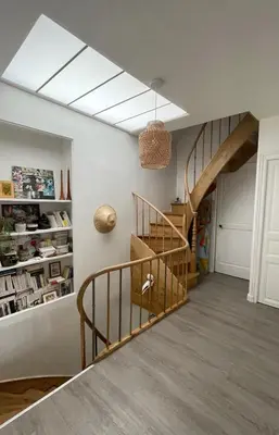 Bibliothèque dans la villa