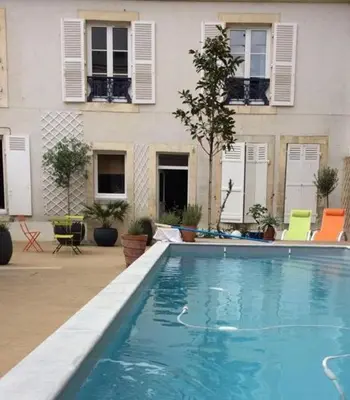 Piscine de l'établissement Maison indépendante en centre ville ou située à proximité