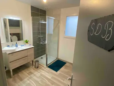 Salle de bains dans l'établissement Au charmant sarment