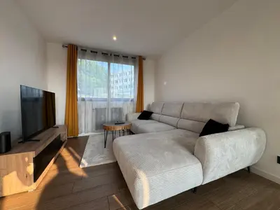 Télévision ou salle de divertissement dans l'établissement LUrbanMans - 6pers - Circuit Bugatti - Wi-fi