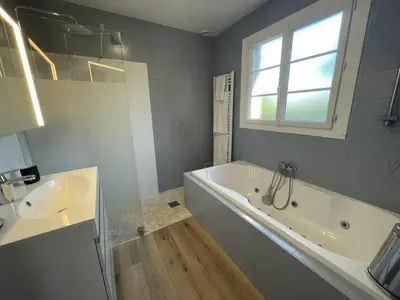 Salle de bains dans l'établissement Grande maison avec jardin près de Tours - FR-1-381-620