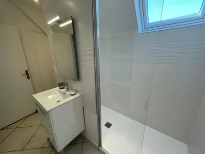 Salle de bains dans l'établissement Grande maison avec jardin près de Tours - FR-1-381-620