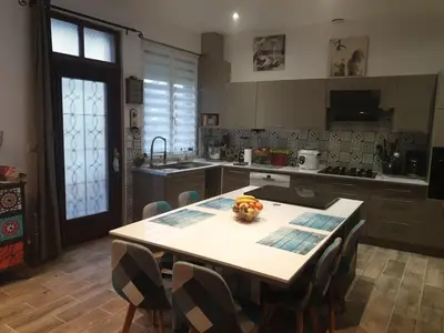 Cuisine ou kitchenette dans l'établissement Une petite campagne en ville