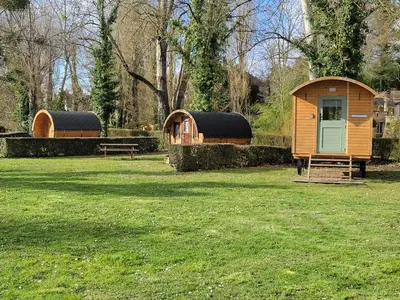 Jardin de l'établissement Cozy Wooden Chalet in Abilly, France