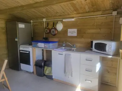 Cuisine ou kitchenette dans l'établissement Cozy Wooden Chalet in Abilly, France