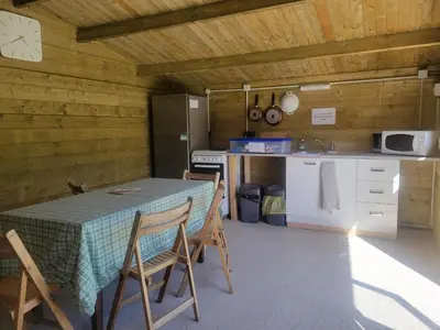 Cuisine ou kitchenette dans l'établissement Cozy Wooden Chalet in Abilly, France - Nature Lovers Paradise