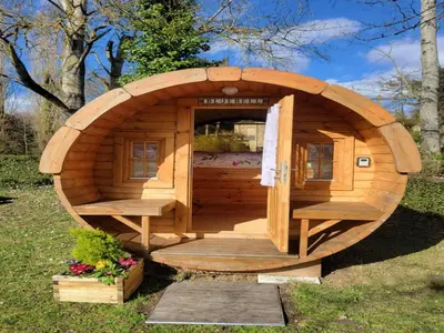 Jardin de l'établissement Small cosy Bluebell cabin in the French countryside