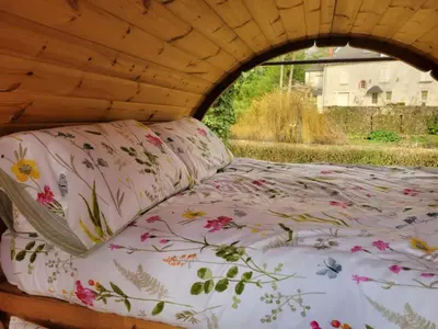 Un ou plusieurs lits dans un hébergement de l'établissement Small cosy Bluebell cabin in the French countryside