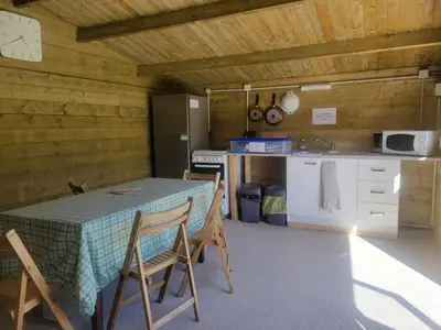 Cuisine ou kitchenette dans l'établissement Small cosy Bluebell cabin in the French countryside