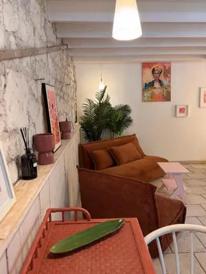 Coin salon dans l'établissement Motel - Usine à Gaz