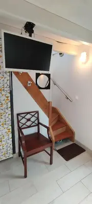 Télévision ou salle de divertissement dans l'établissement P'tite Maison