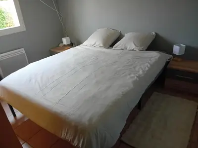 Un ou plusieurs lits dans un hébergement de l'établissement Chambre no1 meublé chez habitant