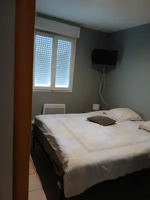 Un ou plusieurs lits dans un hébergement de l'établissement Chambre no1 meublé chez habitant