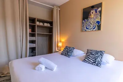 Un ou plusieurs lits dans un hébergement de l'établissement Les Oberlins 2 Appartements, Cour, BBQ & Parking