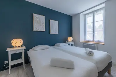 Un ou plusieurs lits dans un hébergement de l'établissement Les Oberlins 2 Appartements, Cour, BBQ & Parking