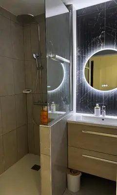 Salle de bains dans l'établissement Appartement proche circuit