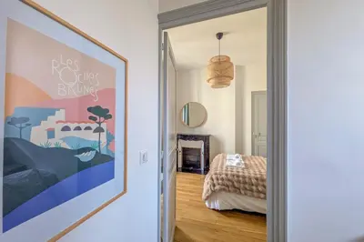 Un ou plusieurs lits dans un hébergement de l'établissement Le Patio des Arts - By PrestiPlace