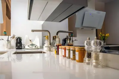 Cuisine ou kitchenette dans l'établissement Le Patio des Arts - By PrestiPlace