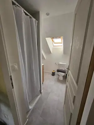 Salle de bains dans l'établissement Chambre R proche circuit 24H