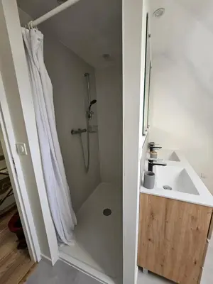 Salle de bains dans l'établissement Chambre R proche circuit 24H