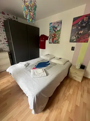 Un ou plusieurs lits dans un hébergement de l'établissement chambres avec une salle de bain Mulsanne circuit 24 heures du Mans
