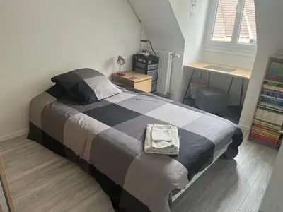 Un ou plusieurs lits dans un hébergement de l'établissement chambres avec une salle de bain Mulsanne circuit 24 heures du Mans