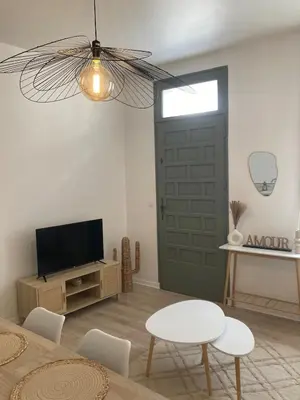 Télévision ou salle de divertissement dans l'établissement Le grand nid charmant