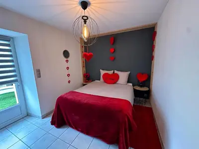 Un ou plusieurs lits dans un hébergement de l'établissement Love You Suite Romantique Spa 25min du futuroscope