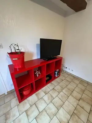 Télévision ou salle de divertissement dans l'établissement La petite maison