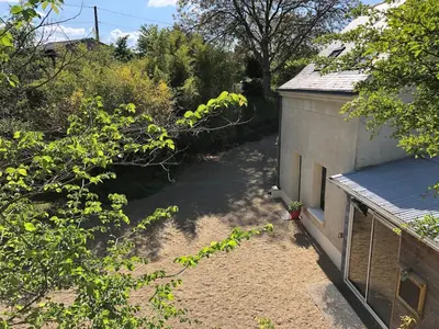 Jardin de l'établissement Petite maison dans fosse troglodytes
