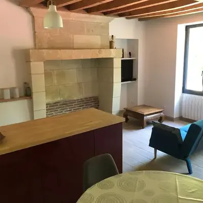 Petite maison dans fosse troglodytes
