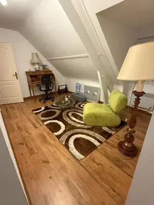 Coin salon dans l'établissement Appartement confortable avec piscine à Cour-Cheverny