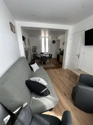 Télévision ou salle de divertissement dans l'établissement Maison de Village