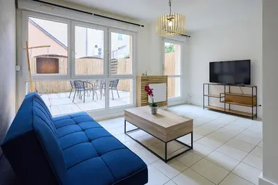 Télévision ou salle de divertissement dans l'établissement La Terrasse du Bonheur