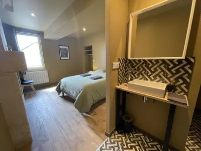 Un ou plusieurs lits dans un hébergement de l'établissement Gîte de Charme à Avoine avec Spa Privé et Jardin - FR-1-381-621