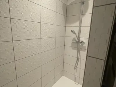 Salle de bains dans l'établissement Gîte de Charme à Avoine avec Spa Privé et Jardin - FR-1-381-621