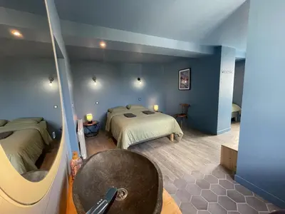 Un ou plusieurs lits dans un hébergement de l'établissement Gîte de Charme à Avoine avec Spa Privé et Jardin - FR-1-381-621